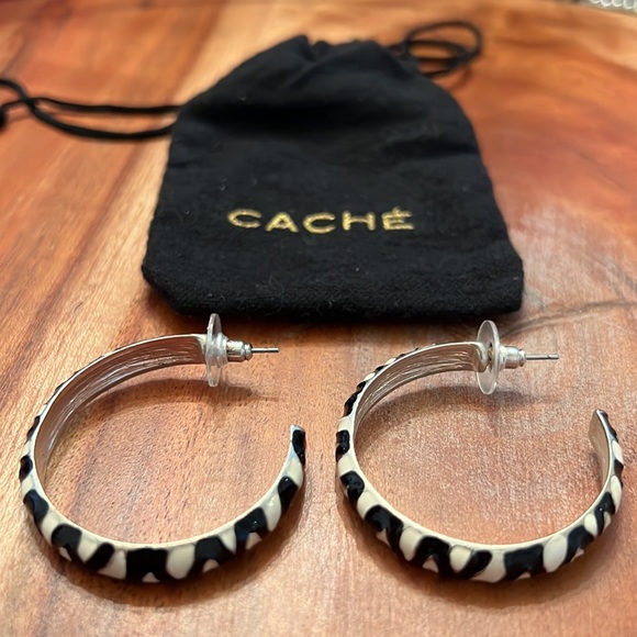 CACHE BLACK/WHITE ENAMEL HOOP EARRINGS - Picture 4 of 11